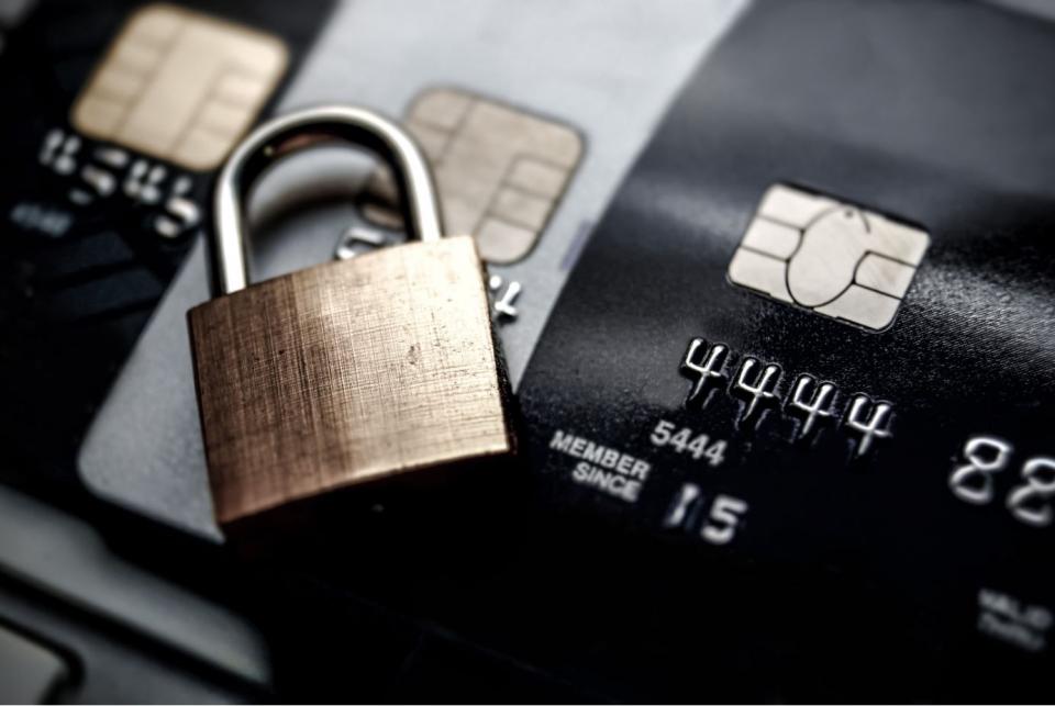 Page-hub-de-la-fraude-carte-de-credit-et-cadenas-FR