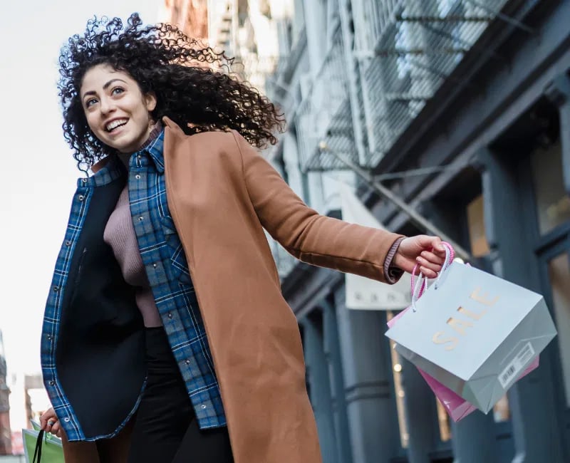 Fille heureuse de faire du shopping local dans un magasin