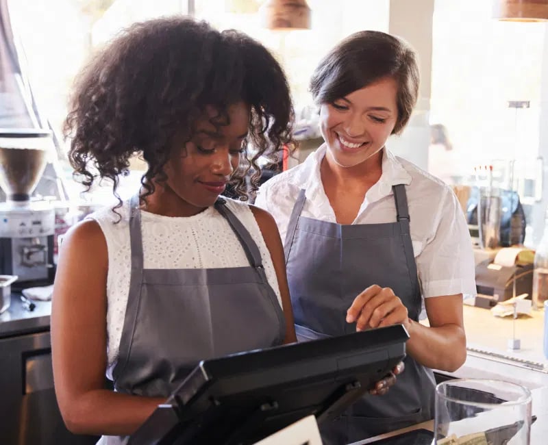 Employée d'une petite entreprise au comptoir