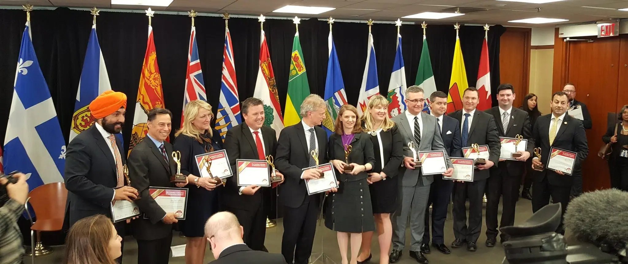 Laura Jones, CFIB’s Executive Vice-President presents Canada’s trade ministers the Golden Scissors Award for the signing of the new Canada Free Trade Agreement (CFTA) in July 2017