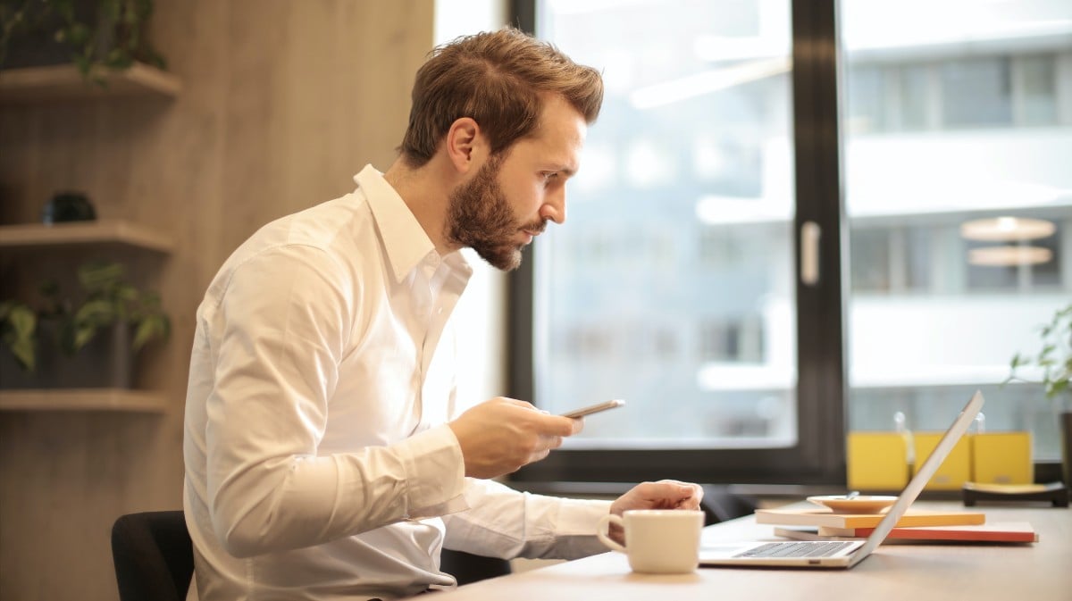 Propriétaire d'une petite entreprise regardant un ordinateur