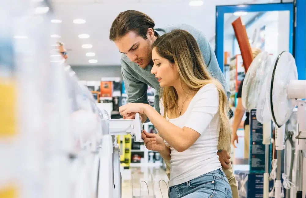 Deux clients en train d'acheter un appareil dans un magasin