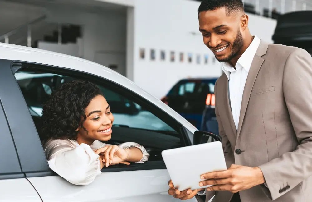Propriétaire d'une petite entreprise en train de vendre une voiture