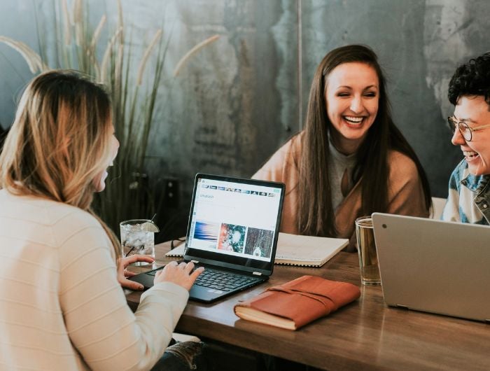 Plusieurs employés d'une petite entreprise en train de participer aux formations en ligne de Vubiz