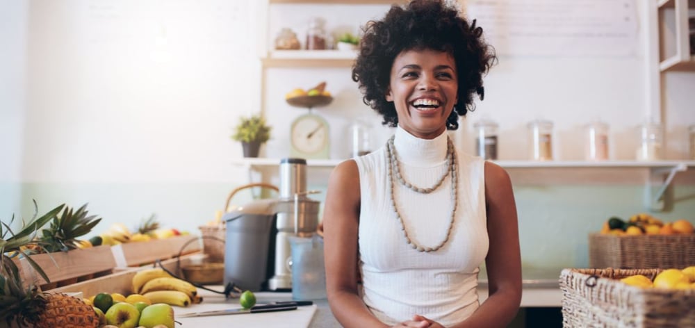 Propriétaire d'une petite entreprise, qui est protégée par Northbridge Assurance, en train de sourire