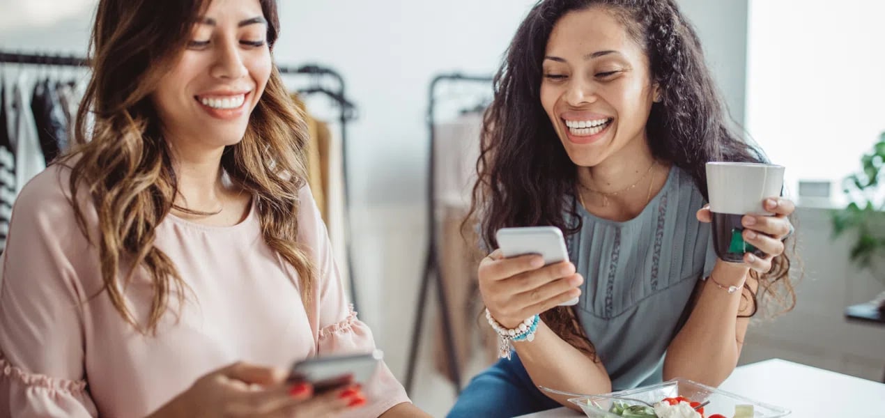 Deux propriétaires de petites entreprises en train d'utiliser leur téléphones portables