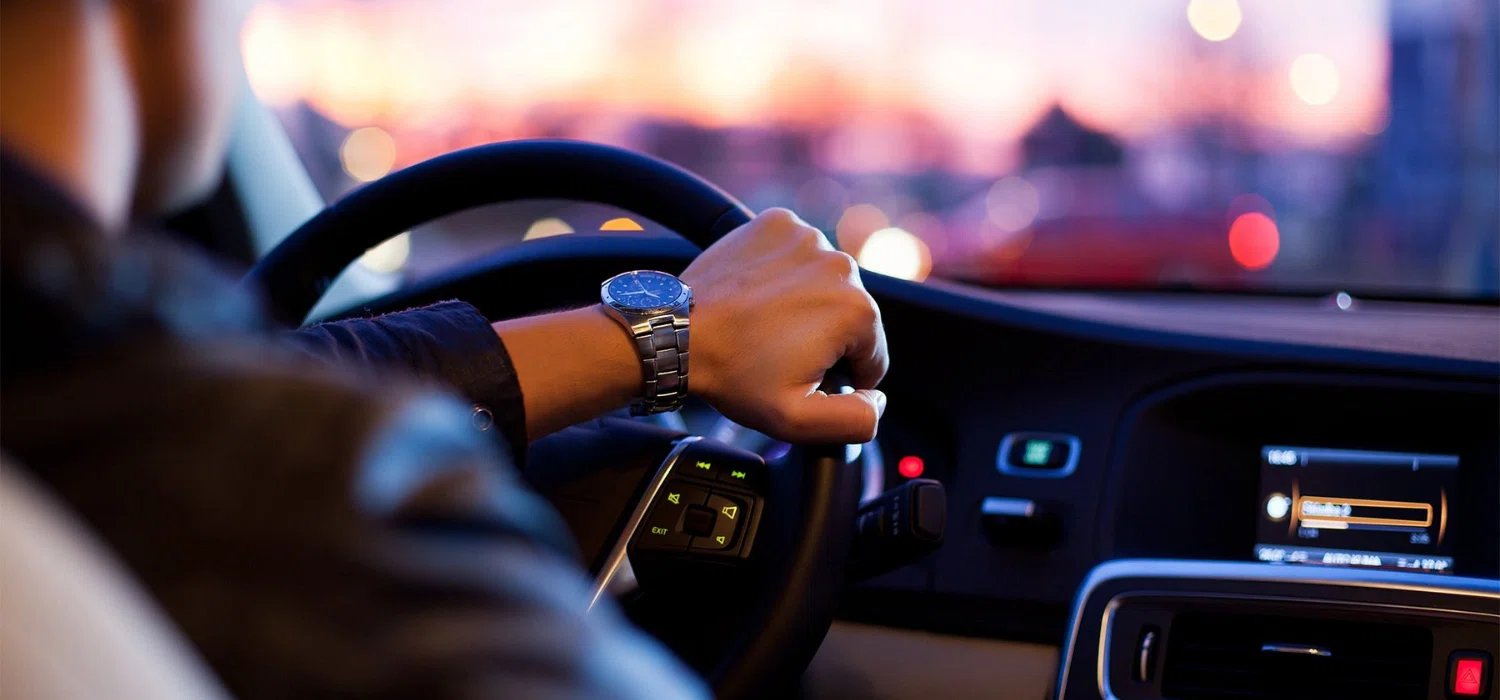 Propriétaire de petite entreprise dans sa voiture durant la nuit