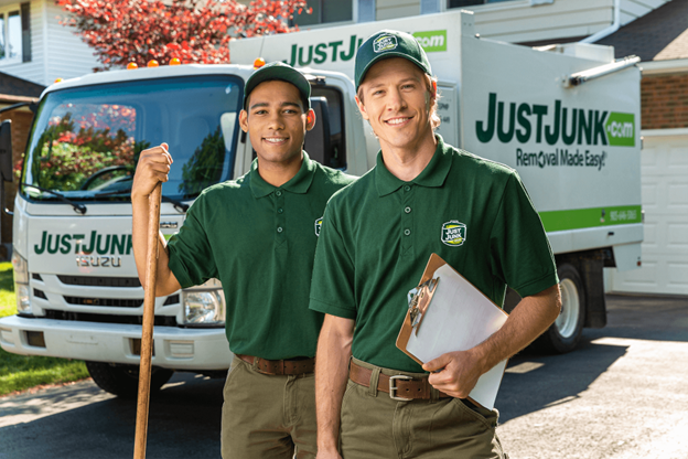 Deux employés de JUSTJUNK se tiennent devant une maison