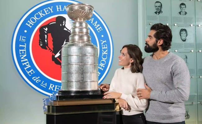 Un couple en train de regarder la Coupe Stanley à l'intérieur du bâtiment HHOF