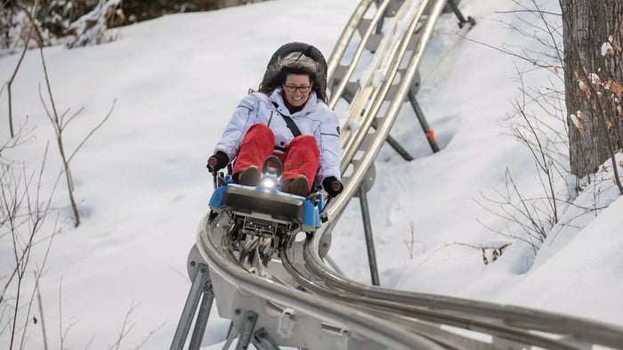 Femme sur un manège dans la station de ski de Blue Mountain
