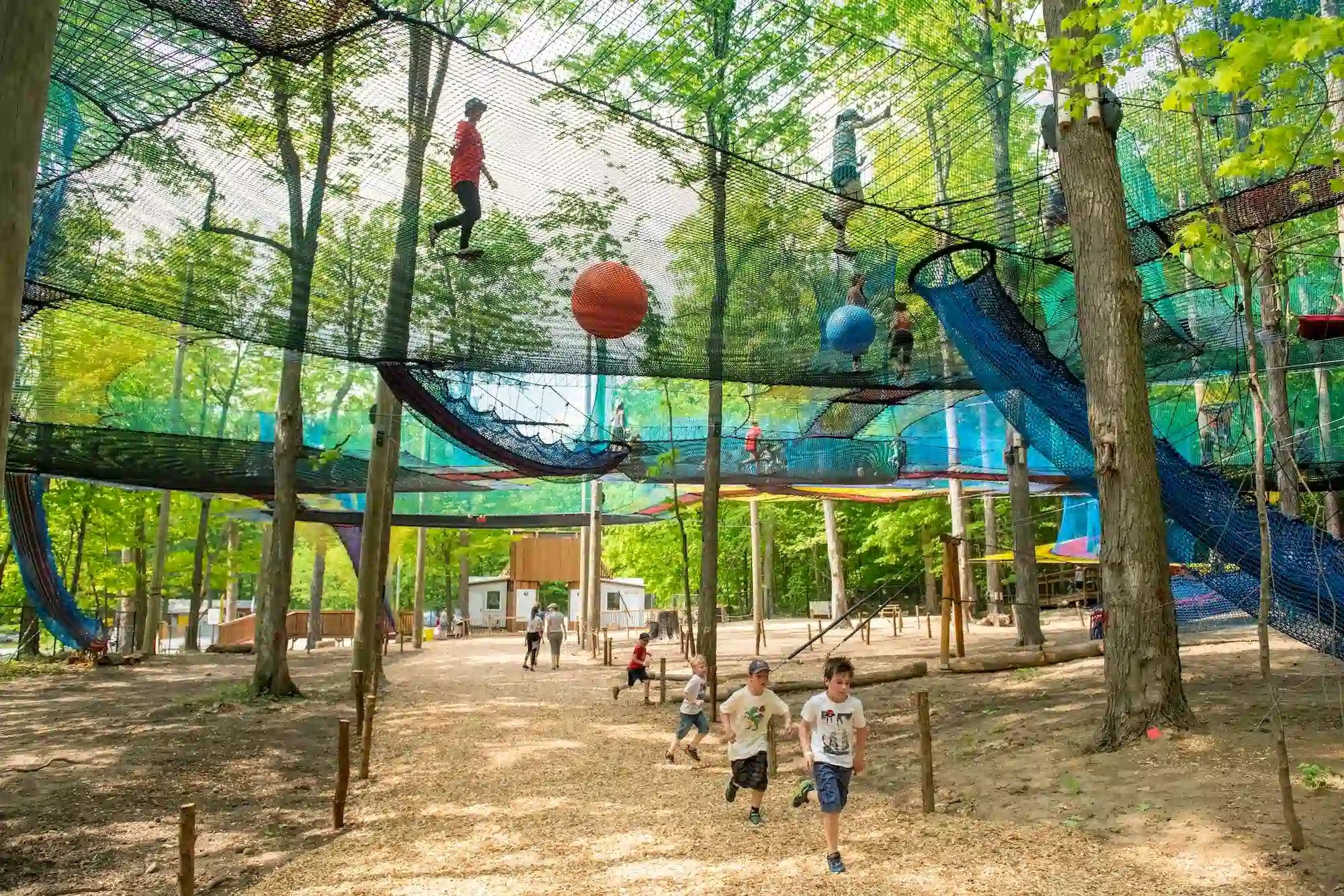 Enfants jouant sur des trampolines à Uplå