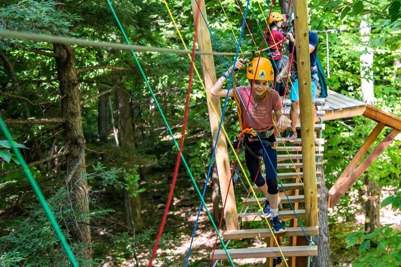 Enfant au parc Treetop Treeking