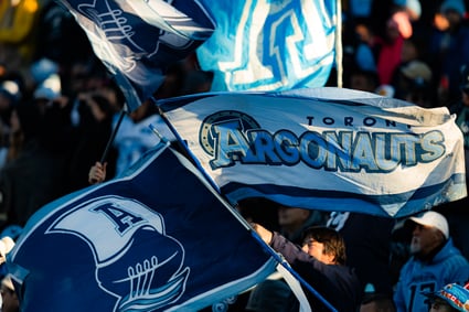 Les supporters des Argos de Toronto tenant des drapeaux