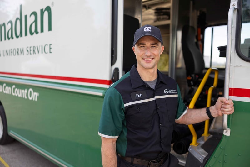 Un employé de Canadian Linen descend de son camion de livraison
