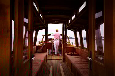 Capitaine du Violet Mac dirigeant le bateau.