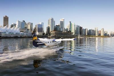 Hydravion de Harbour Air dans l'eau devant Canada Place