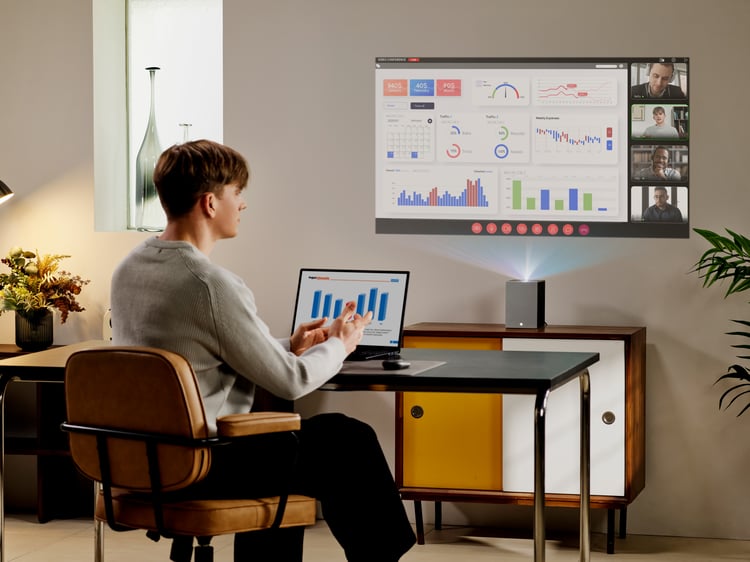 Propriétaire d'entreprise travaillant sur des appareils LG