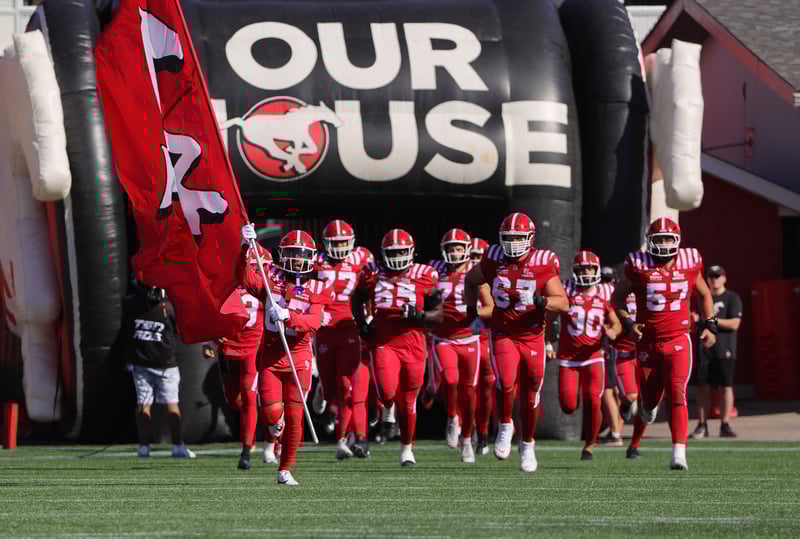 Les Stampeders de Calgary se précipitent sur le terrain