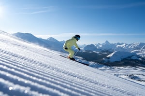 Skieur descendant une pente de montagne.