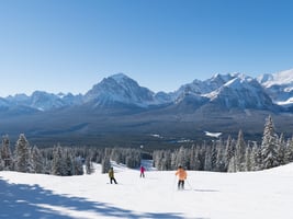 Trois skieurs descendant la pente