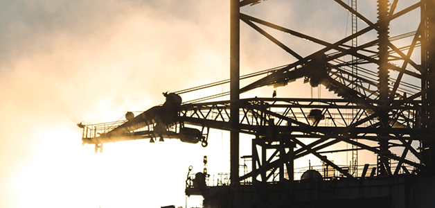 Sommet de la grue au coucher du soleilpétrolière