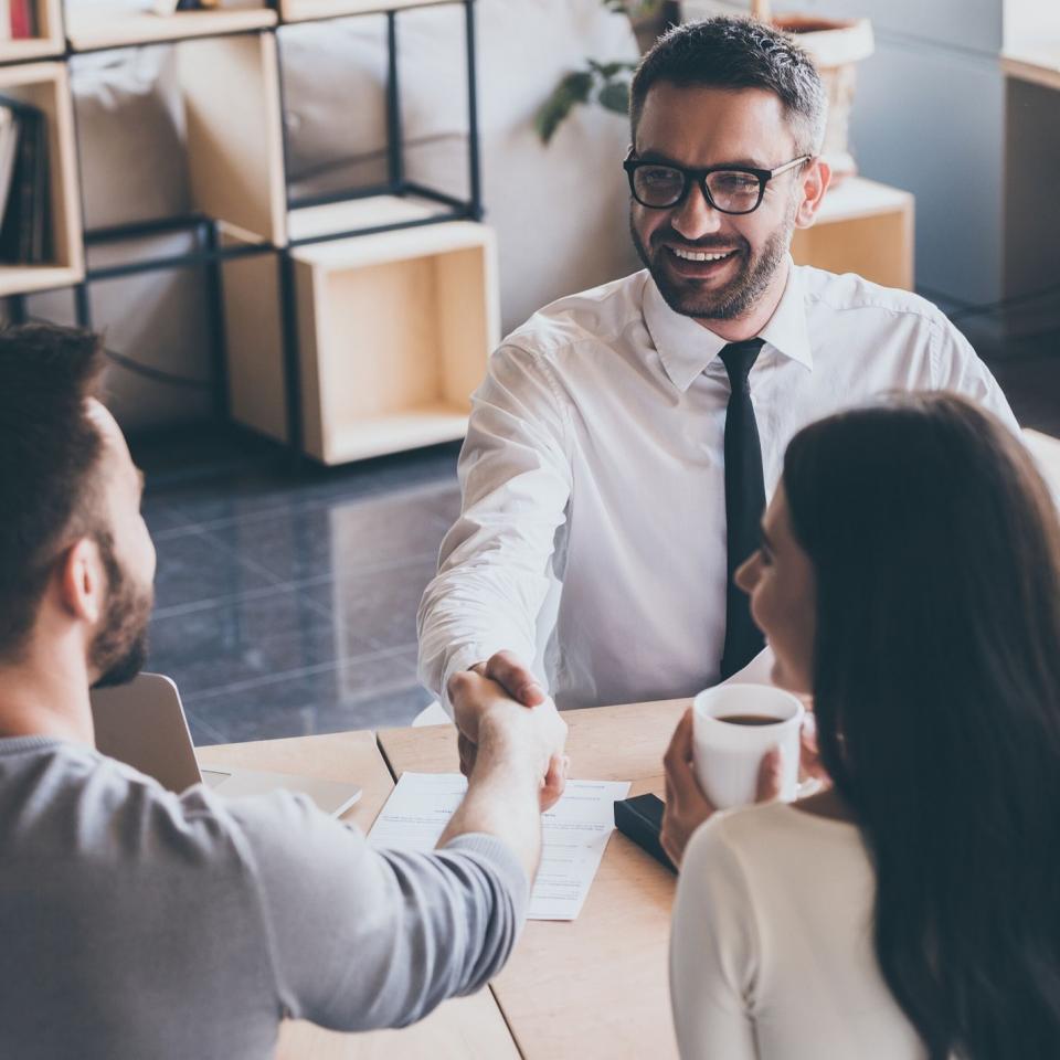 Conseiller et client se serrant la main au bureau