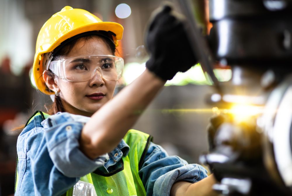 A female technician is using ergonomics to protect herself against musculoskeletal disorders at work