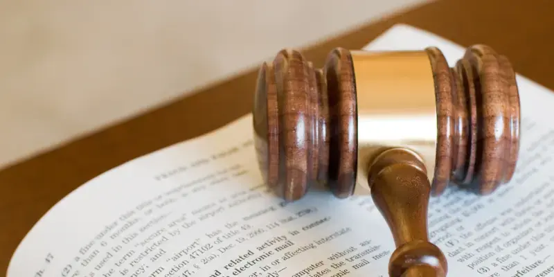 Maillet sur le livre