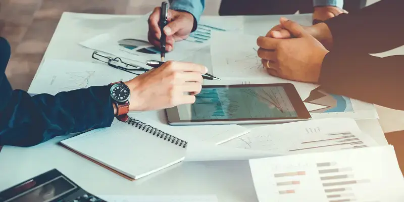 L'équipe examine les indicateurs et le plan d'affaires