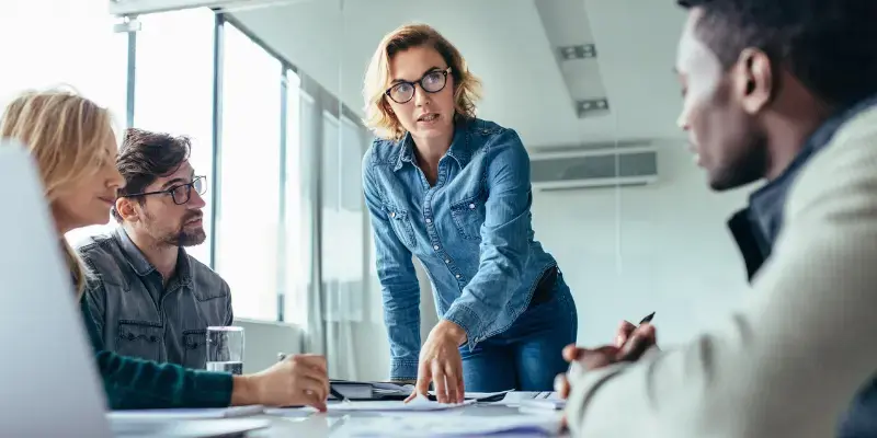 Le manager discute avec l'équipe