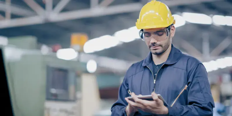Ouvrier du bâtiment tapant sur une tablette