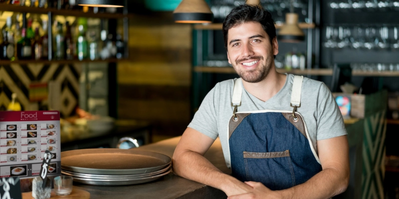 propriétaire de petite entreprise souriant