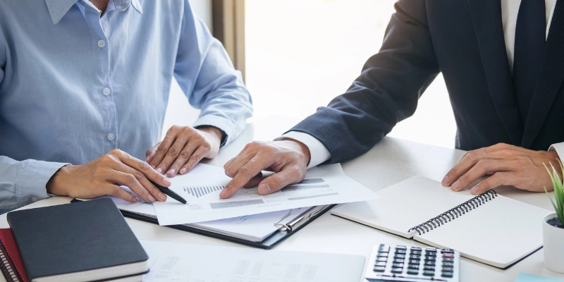 Les chefs d'entreprise examinent les dossiers financiers