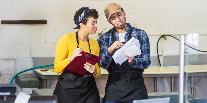 deux employés examinent les états financiers