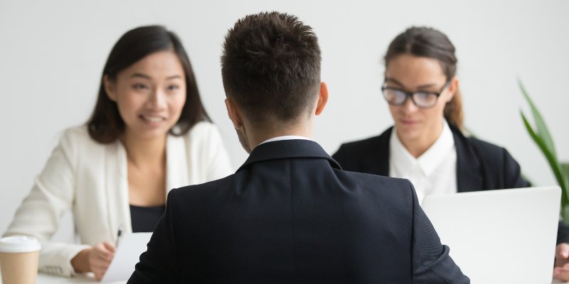 Deux responsables en réunion avec un employé