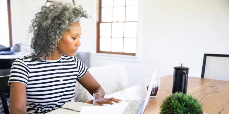 Chef d'entreprise travaillant sur son ordinateur portable