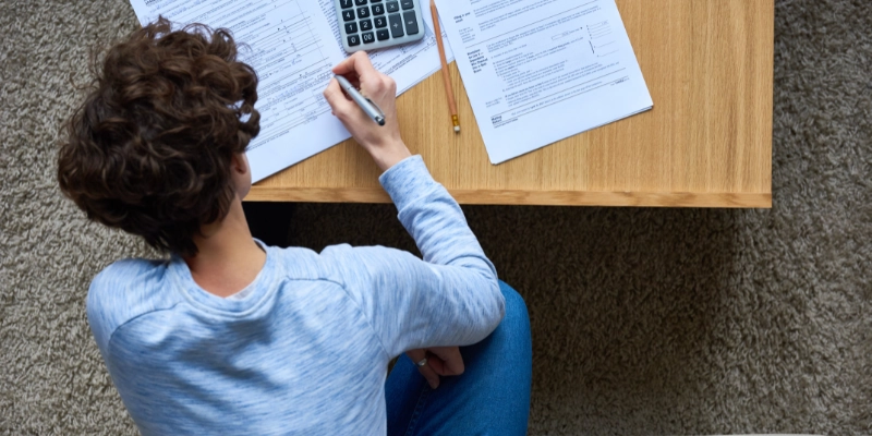 Un chef d'entreprise remplit des formulaires fiscaux