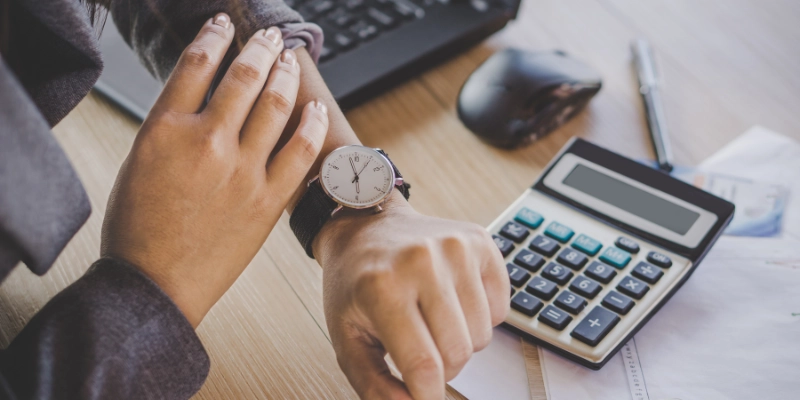 Personne regardant sa montre