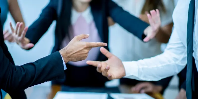 Deux personnes se disputent au travail