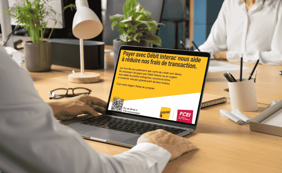 Propriétaire de petite entreprise en train de lire l'affiche de la FCEI sur son ordinateur portable