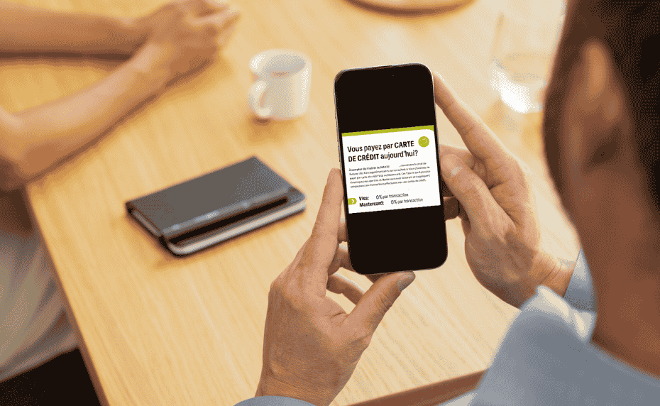 Propriétaire de petite entreprise en train de lire l'affiche de la FCEI sur son téléphone portable