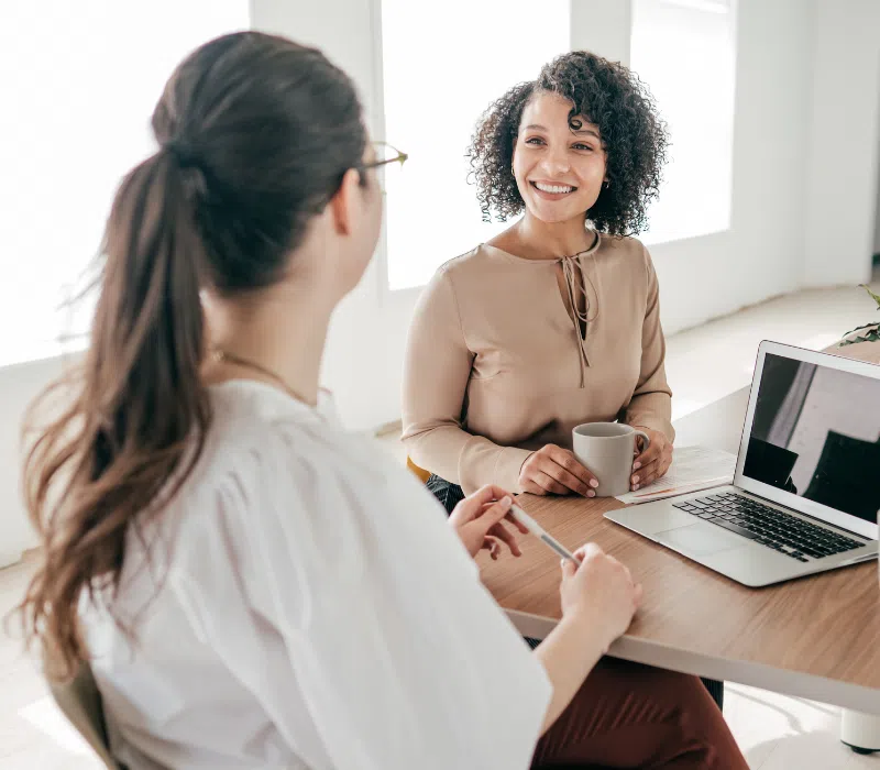 Le directeur d'une petite entreprise établit et communique ses attentes professionnelles à un nouvel employé