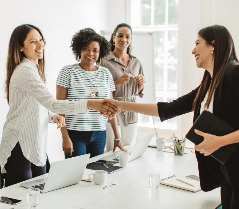 Nouvel employé d'une petite entreprise lors de la séance d'orientation