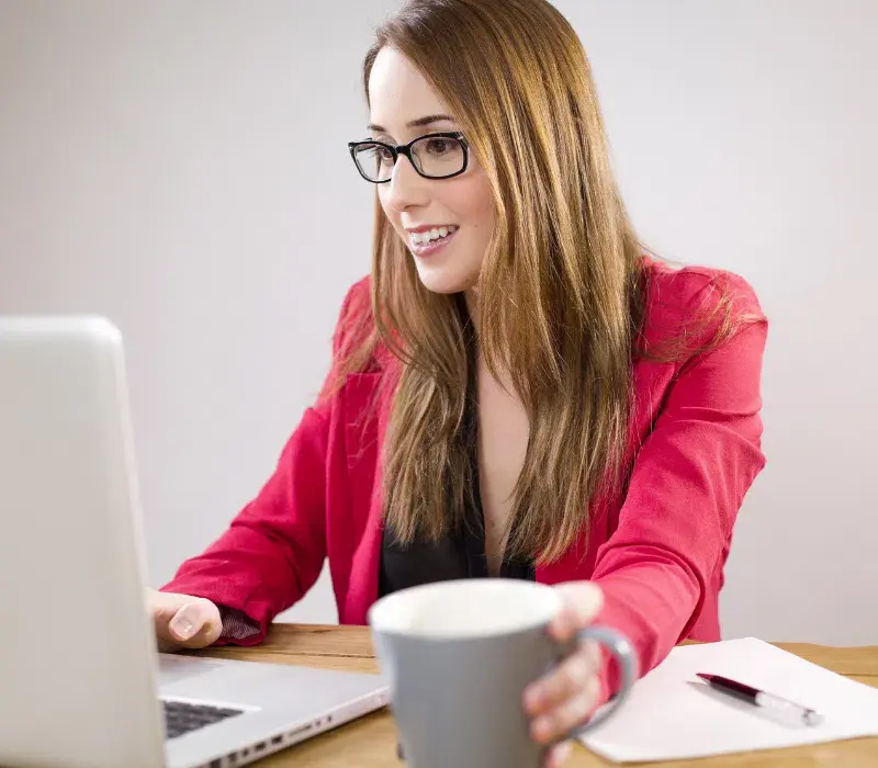 Propriétaire de petite entreprise en train de regarder son ordinateur portable