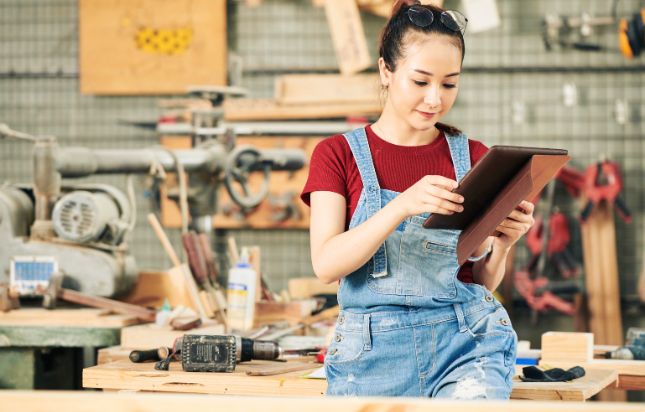 Carpenter scrolling on her tablet