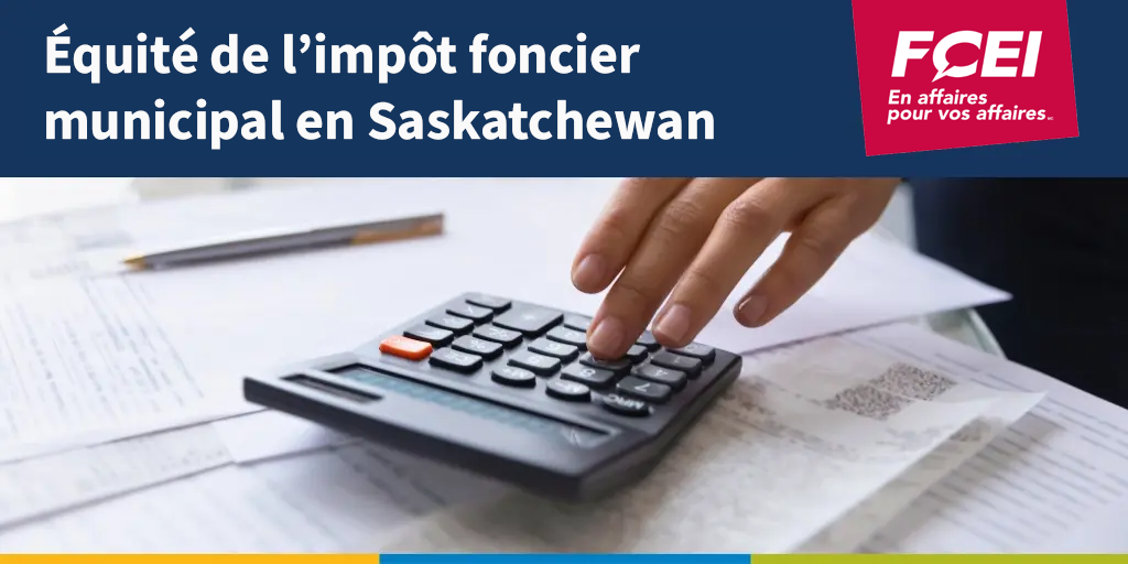 Rapport de la FCEI sur l’équité de l’impôt foncier municipal en Saskatchewan, illustré par une personne utilisant une calculatrice sur des documents financiers.