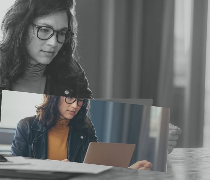 Propriétaire d'une petite entreprise travaillant sur son ordinateur portable