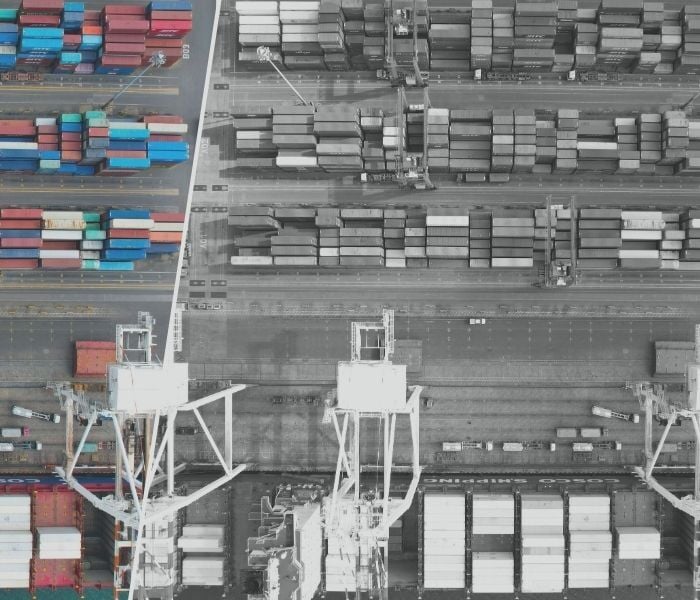 Grues et conteneurs dans un port