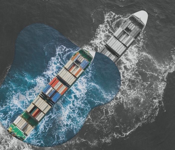 Navire se déplaçant sur la mer