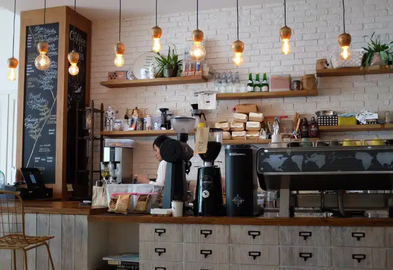 Propriétaire de petite entreprise en train de travailler dans son café